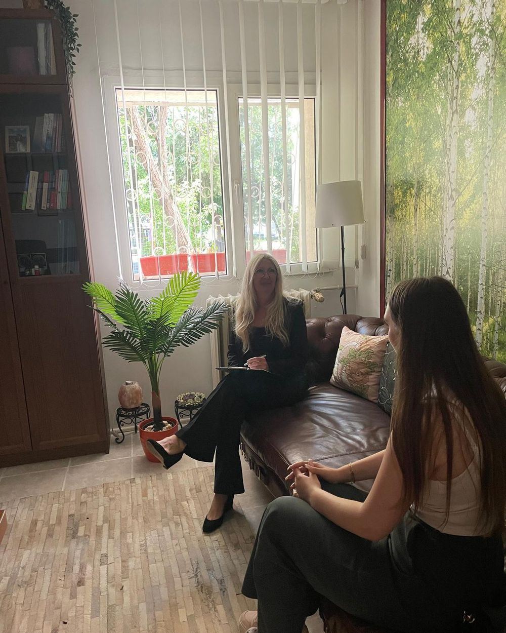 Valeria Brunner în timpul unei ședințe de consiliere în cabinet